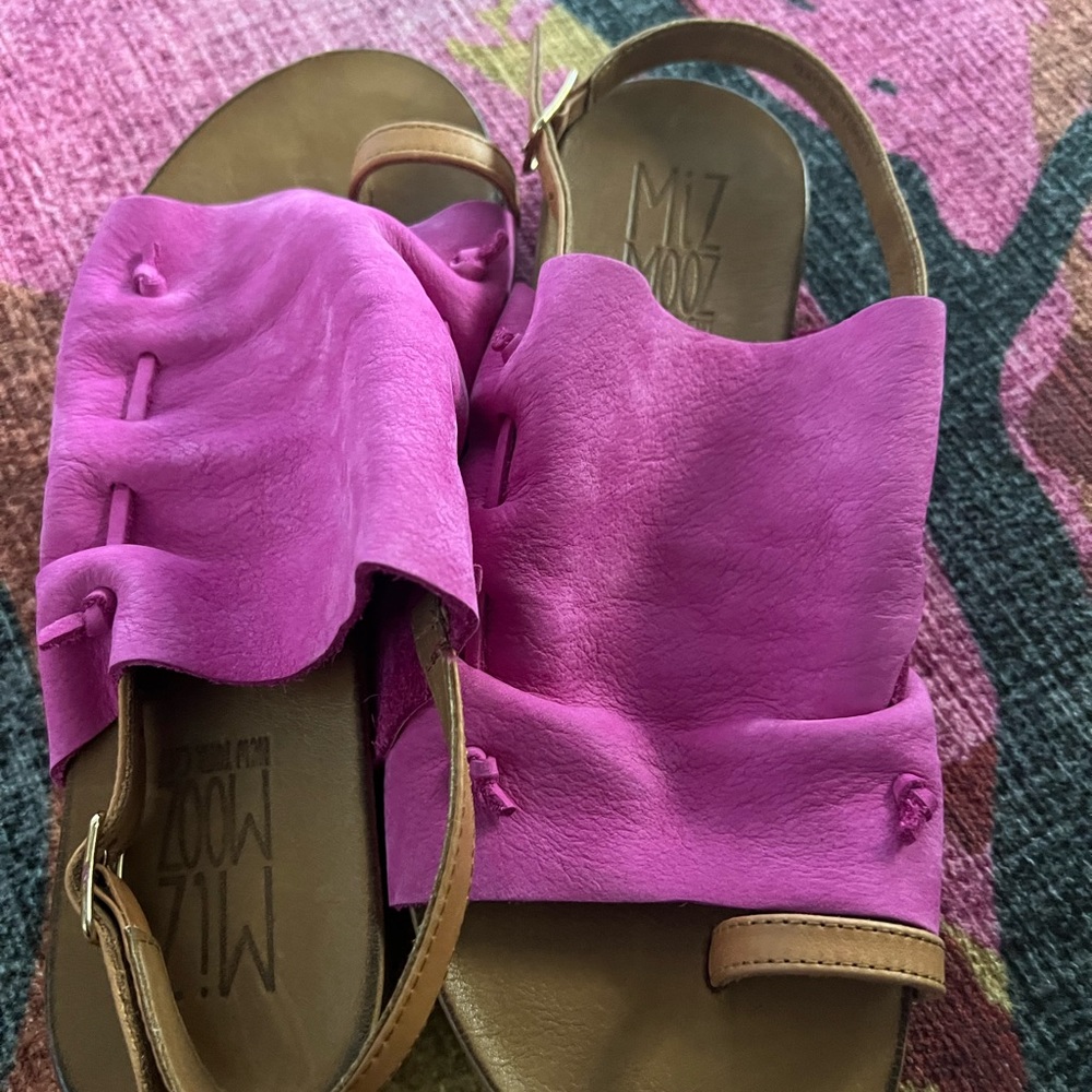 Miz Mooze Lakehouse sling back fuschia suede sandals. 🌺🌺